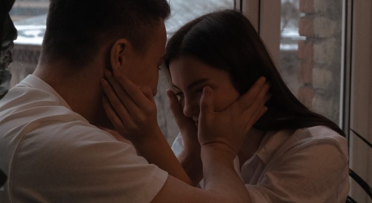 Muž a žena sa držia za tváre - fázy vzťahu