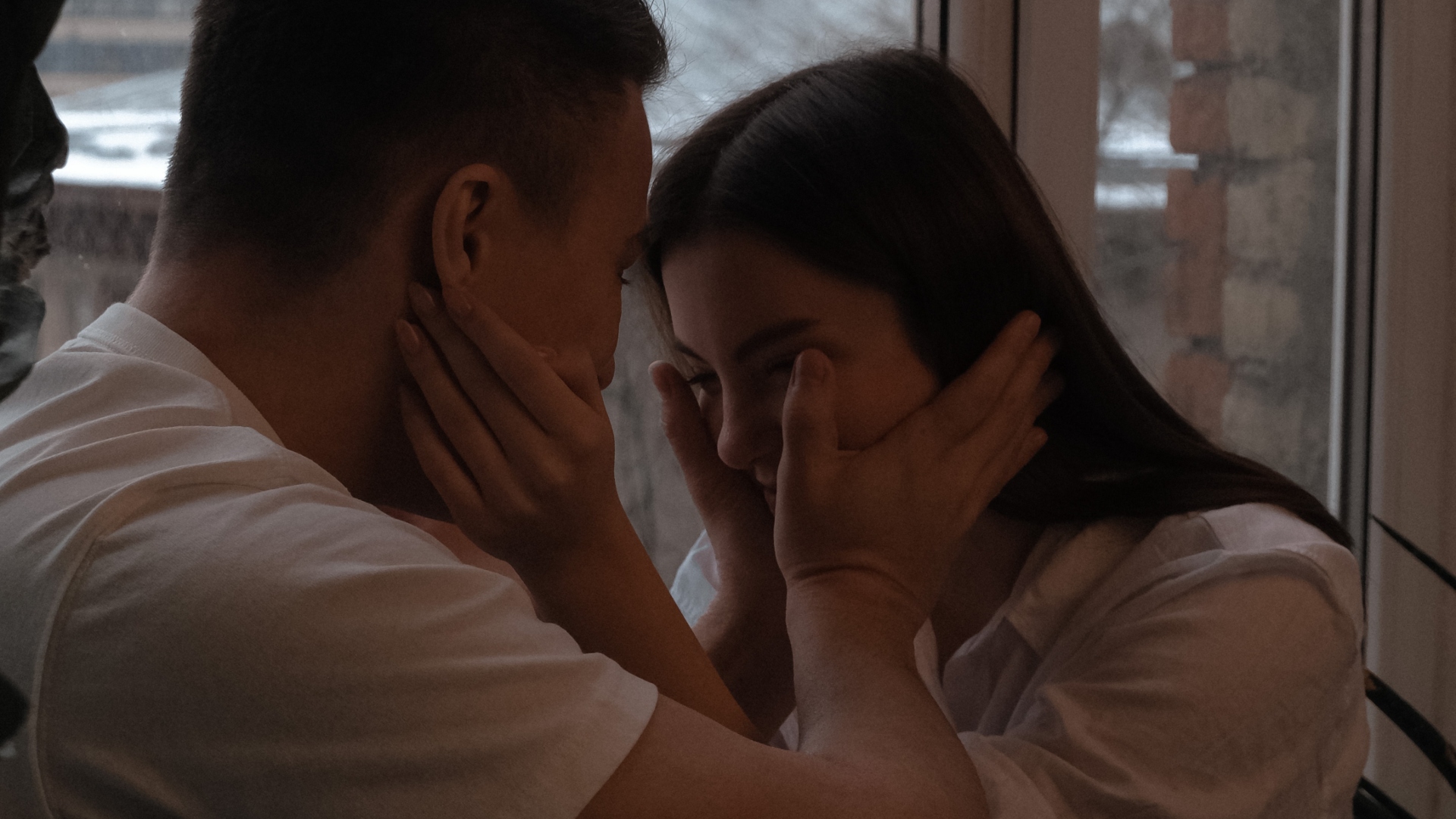 Muž a žena sa držia za tváre - fázy vzťahu