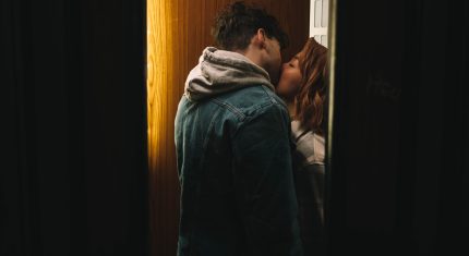 Pár sa bozkáva, milovanie s cudzincom