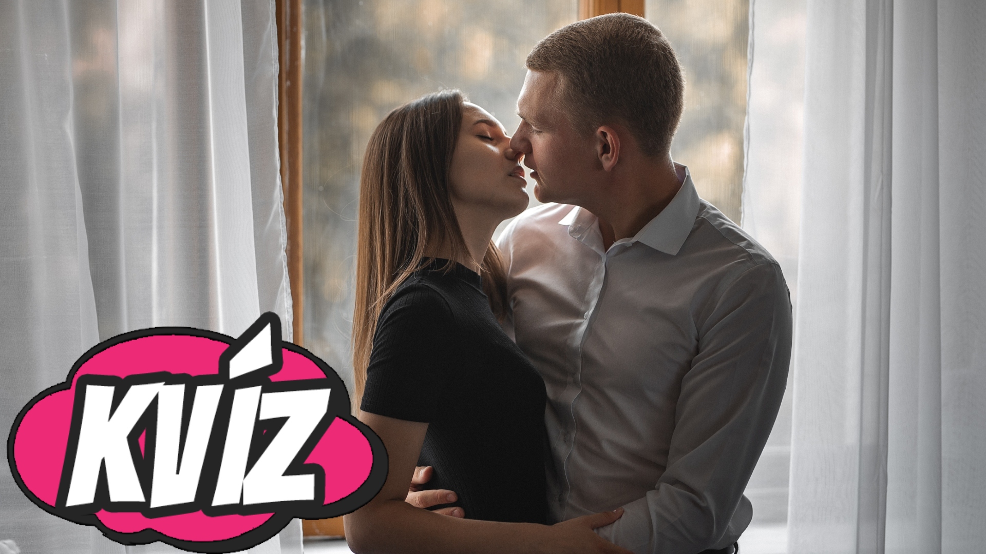 Pár sa chce pobozkať, musia bojovať o lásku