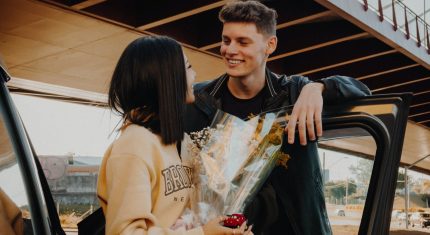 Muž dal žene kvety ako dôkaz lásky