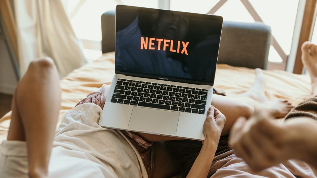 pár pozerá novinky na Netflixe