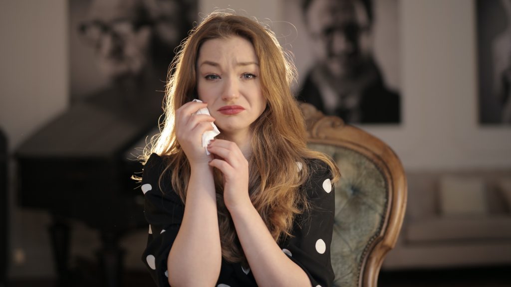 Smutná žena drží vreckovku