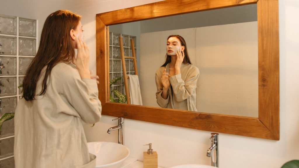 Žena skúša beauty rady