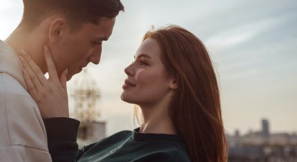Žena a muž sa pozerajú navzájom do očí, ich láska je ako sen