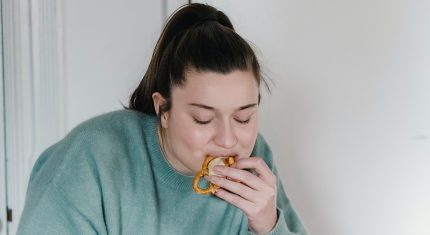 Žena sa prejedá nezdravým jedlom