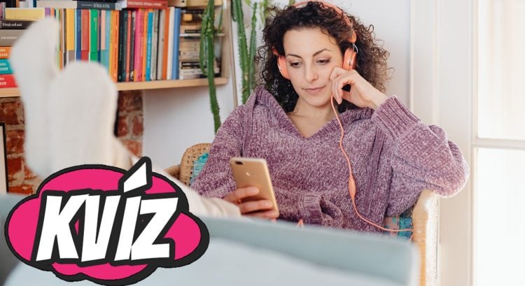 Žena počúva podcasty