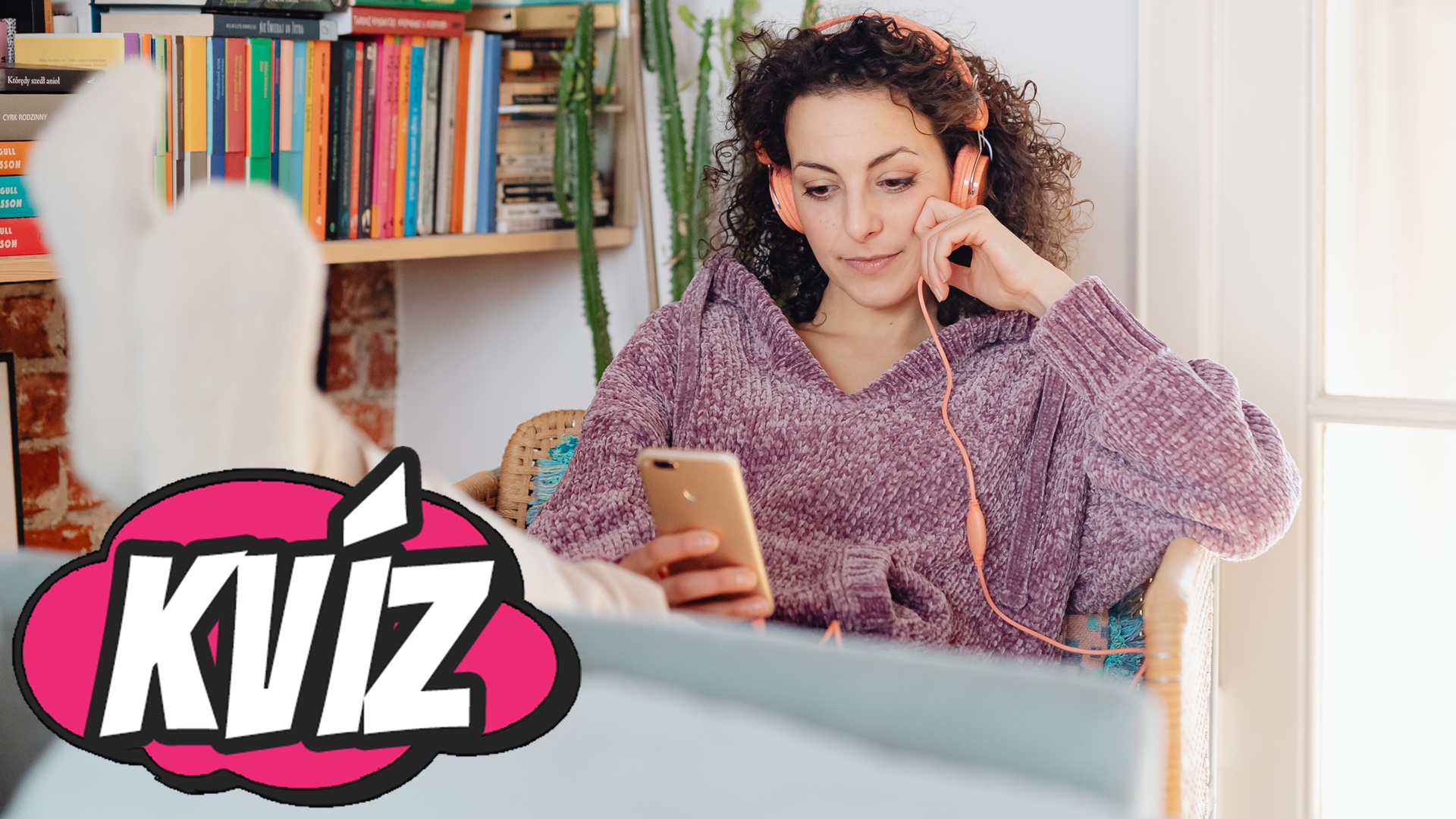 Žena počúva podcasty