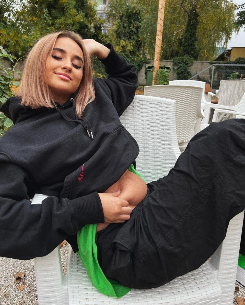 Cynthia propaguje sebalásku