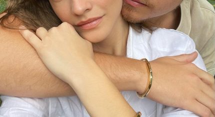 Známy herec Dylan Sprouse a Barbara Palvin oznámili zásnuby