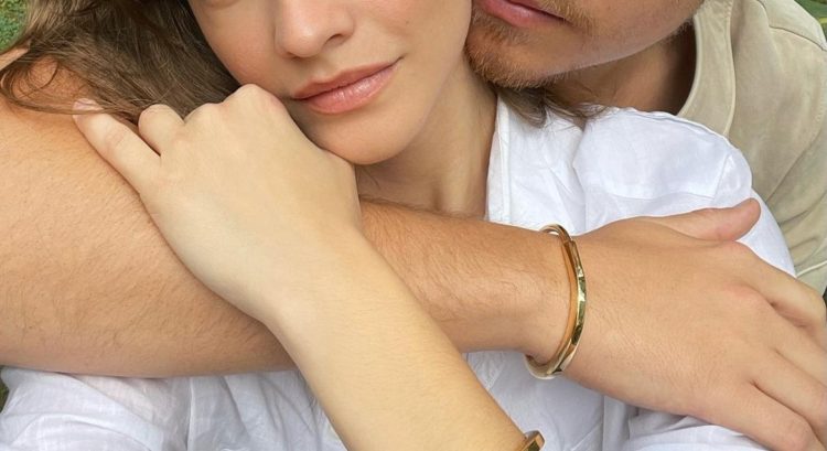 Známy herec Dylan Sprouse a Barbara Palvin oznámili zásnuby
