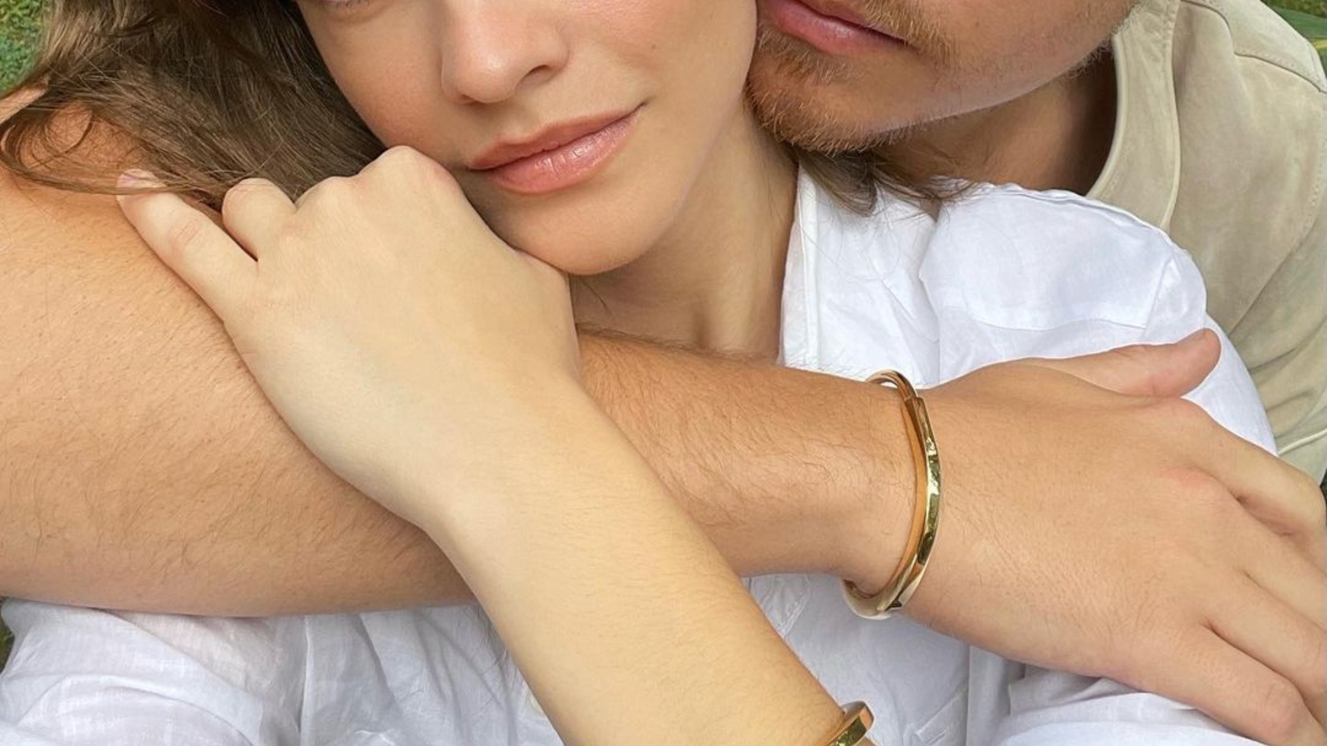 Známy herec Dylan Sprouse a Barbara Palvin oznámili zásnuby