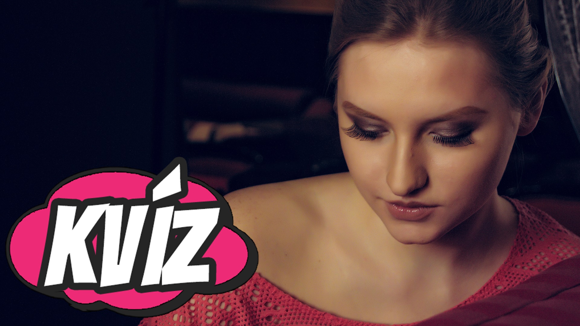 Smutná žena pozerá do zeme