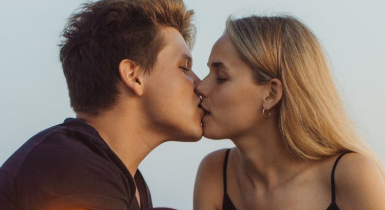 Pár sa bozkáva, partner chce niečo viac