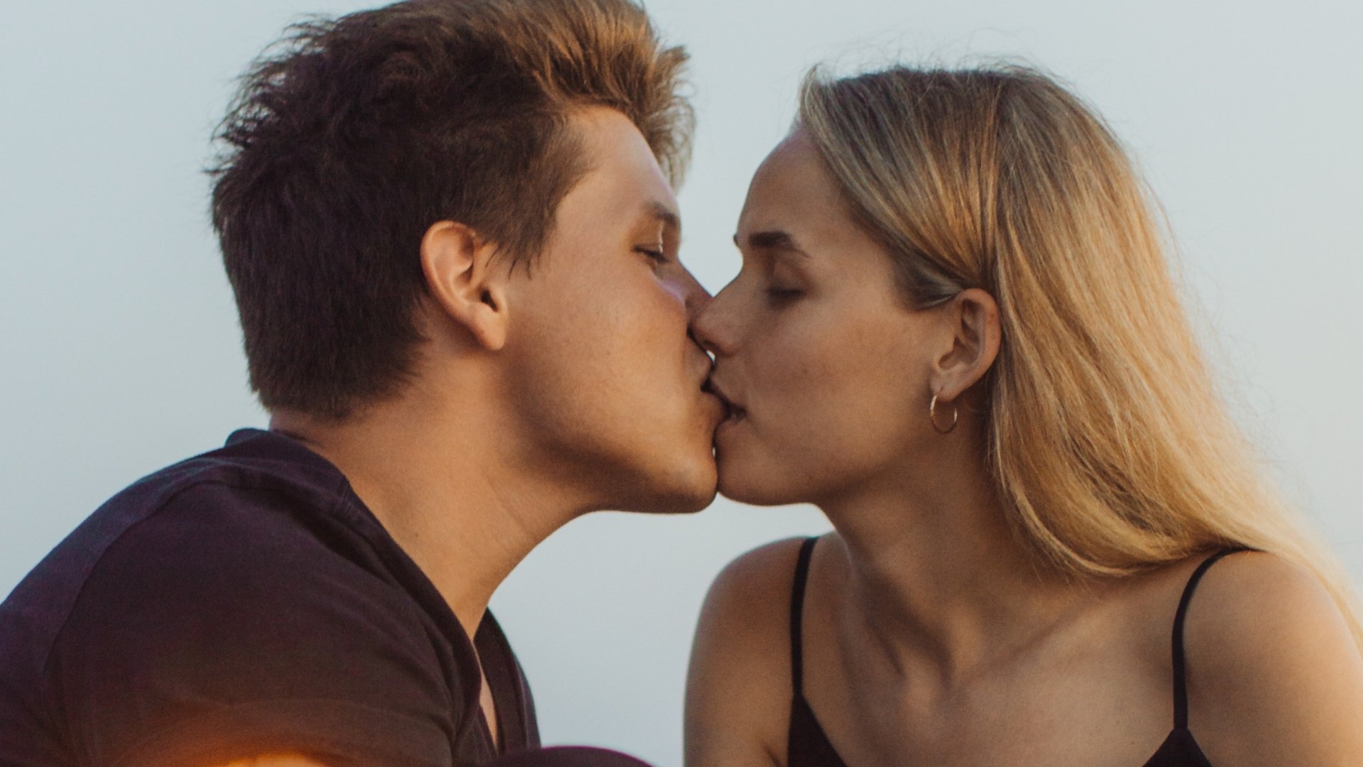 Pár sa bozkáva, partner chce niečo viac