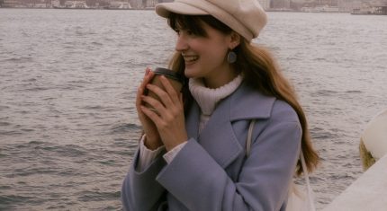 usmiata žena
