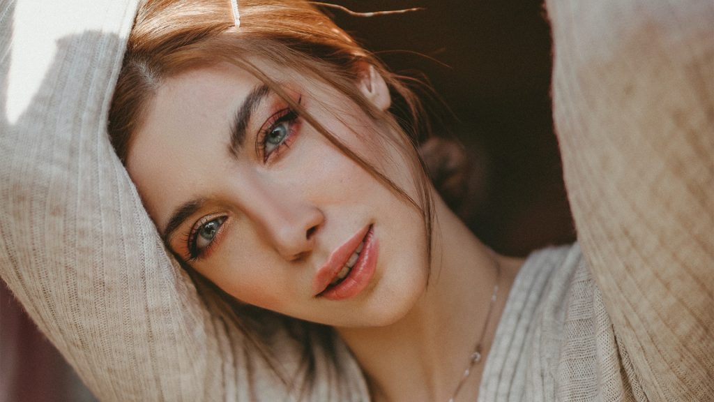 Žena sa opiera o svoju ruku