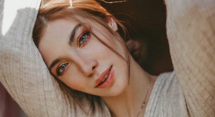 Žena sa opiera o svoju ruku