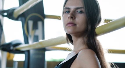 Žena vo fitku má práve relax