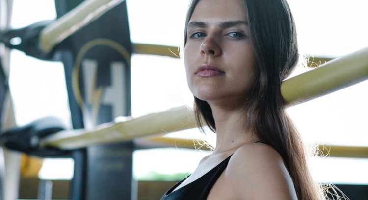 Žena vo fitku má práve relax