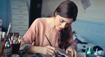 Žena maľuje znamenia