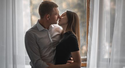 Muž bozkáva ženu, z jeho strany ide o napredovanie vo vzťahu