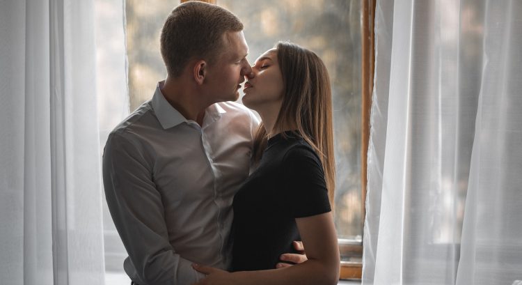 Muž bozkáva ženu, z jeho strany ide o napredovanie vo vzťahu