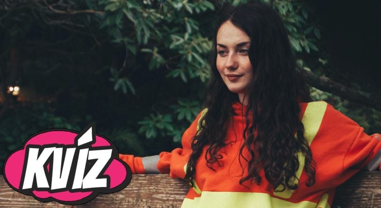 Žena sedí na lavičke
