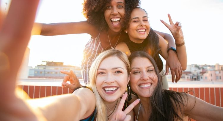 Ženy si robia selfie