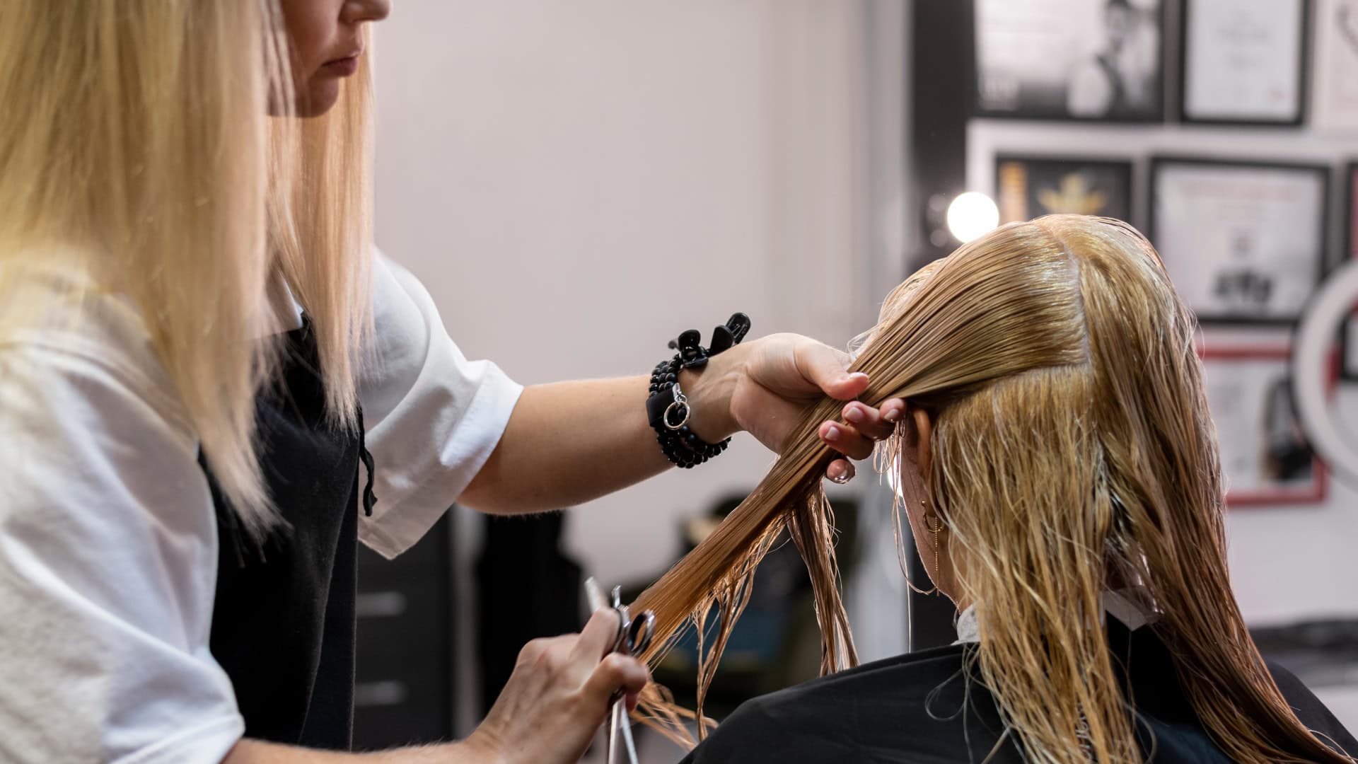 4 chyby, ktorých sa dopúšťaš u kaderníčky