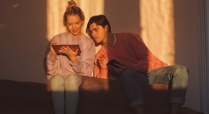 Žena drží tablet a muž mobil