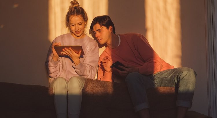 Žena drží tablet a muž mobil