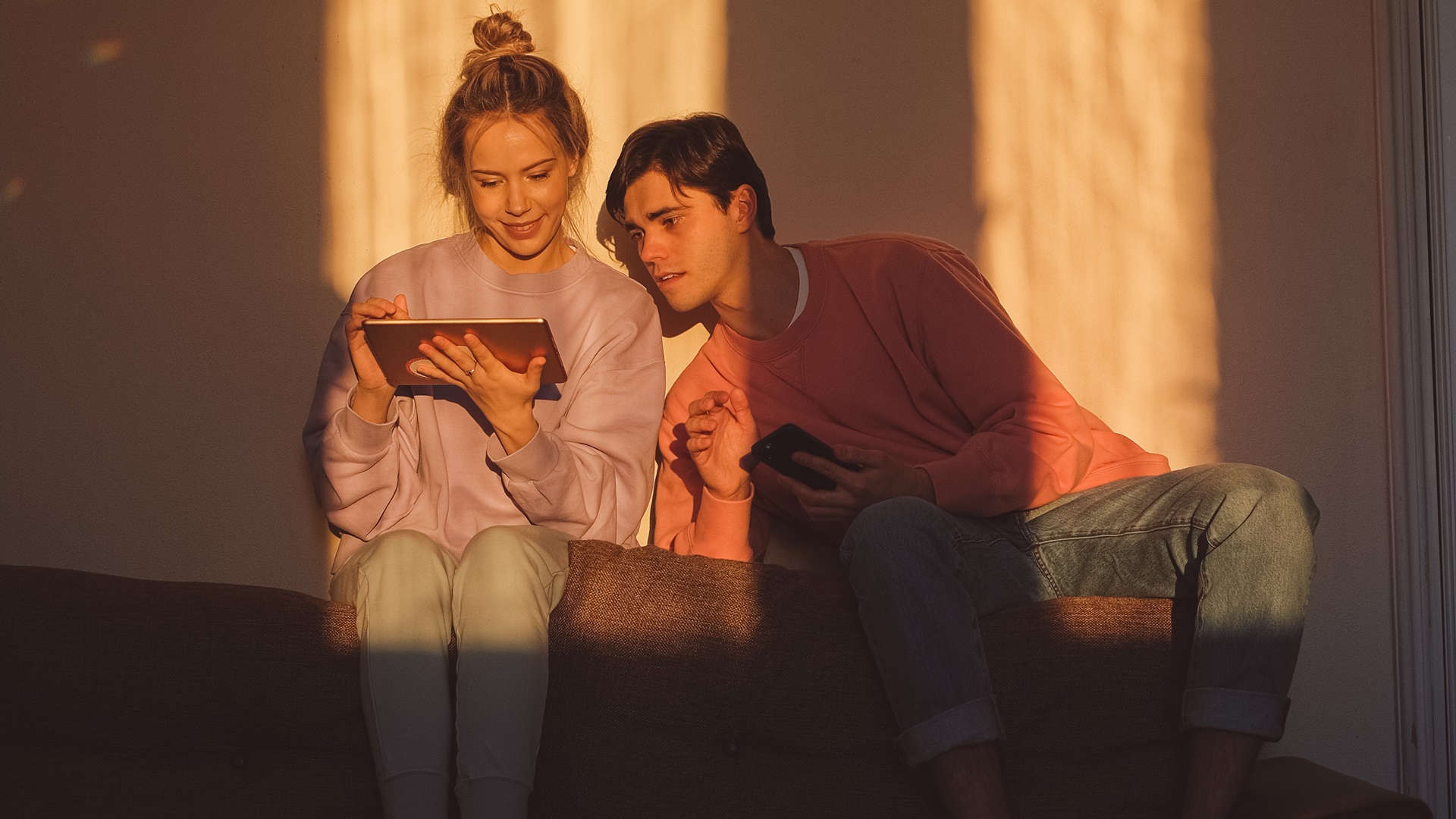 Žena drží tablet a muž mobil