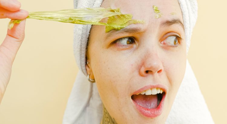 Žena si dáva masku, používa prírodné produkty