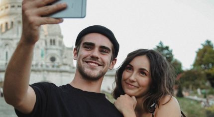 Muž a žena si robia selfie - online nevera