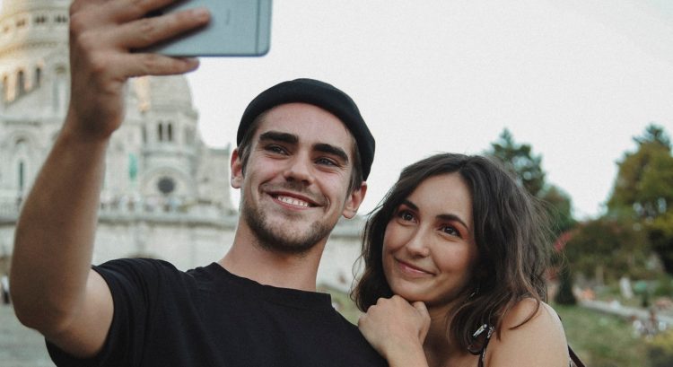 Muž a žena si robia selfie - online nevera
