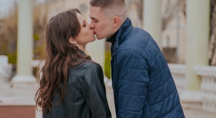 Pár sa bozkáva - opätovaná láska