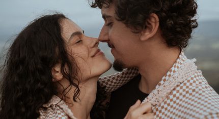 Muž a žena sa na seba usmievajú, nemajú tajomstvá vo vzťahu