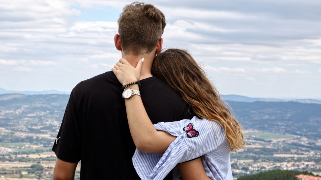 Pár sa pozerá na mesto - znamenia