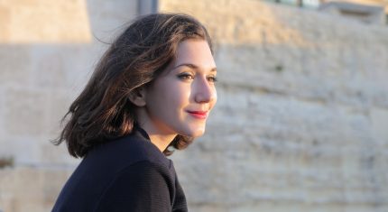 usmiata žena