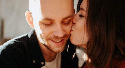 Žena dáva mužovi bozk, ide o znamenia lásky
