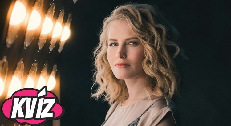 Žena stojí pred svetlom