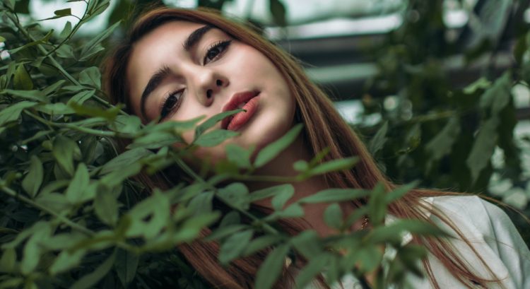 Žena s rastlinami prežíva životné zmeny