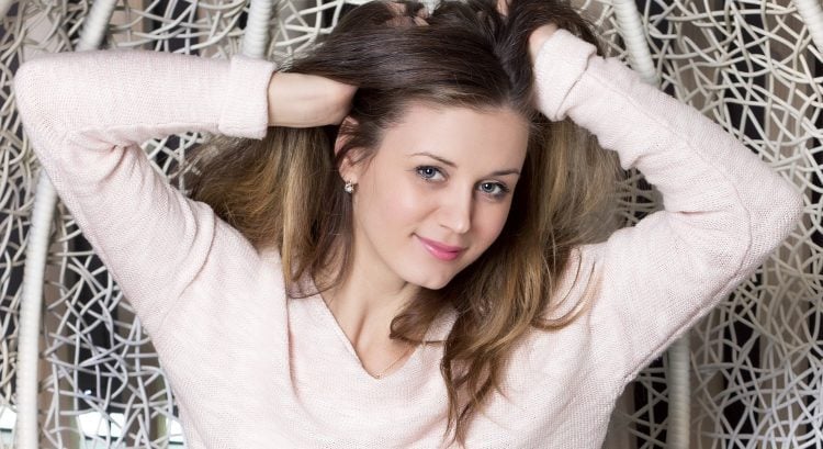 žena s rukami vo vlasoch