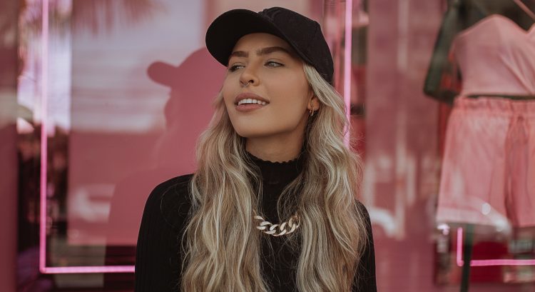 Žena v čiernej šiltovke