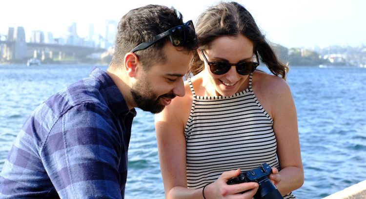 Dvojica sa usmieva a pozerá do fotoaparátu