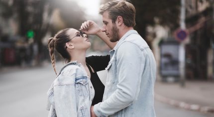 Beznádejná romantička pozerá na partnera
