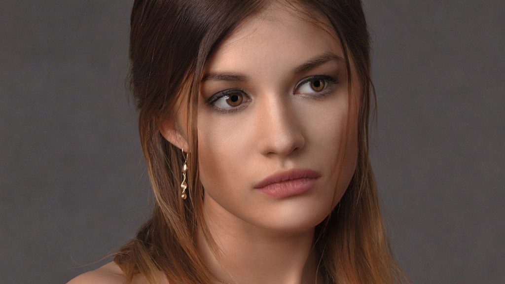 žena