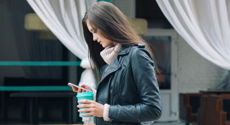 Žena s mobilom