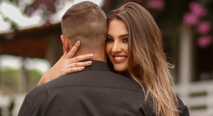 Žena objíma muža a usmieva sa